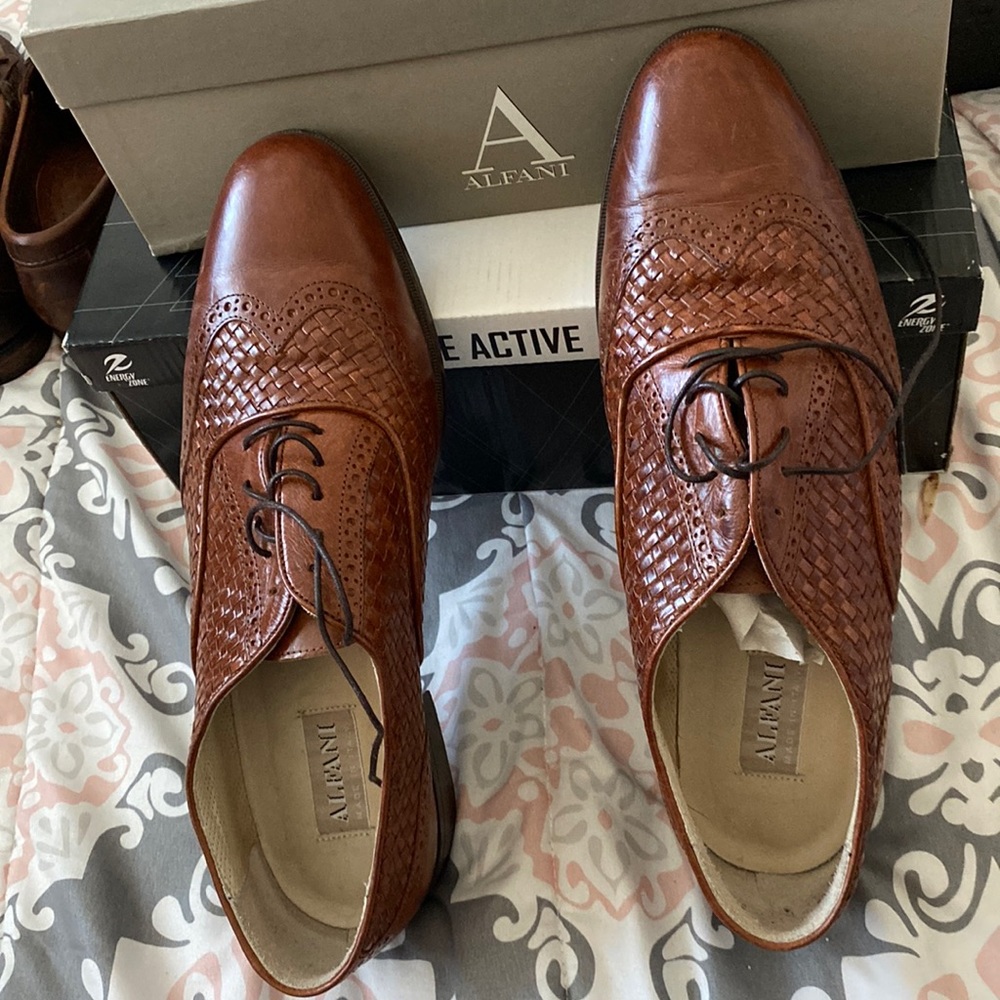 Alfani lace up Mens shoes size 11 brown with original box